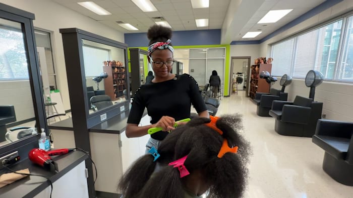 Sam Houston High School Cosmetology Studenten nodigen gemeenschap uit voor een gloednieuwe kapsalon