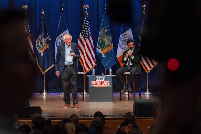 Sanders en Mamdani energiseren supporters in het stadhuis terwijl de race van de burgemeester van NYC het laatste stuk binnengaat