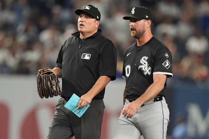 Scheidsrechten nemen de handschoen van Tyler Gilbert weg nadat White Sox Reliever wordt gecontroleerd op plakkerige dingen