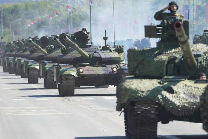 Servië organiseert een grote militaire parade om tanks, jets en raketsystemen te presenteren