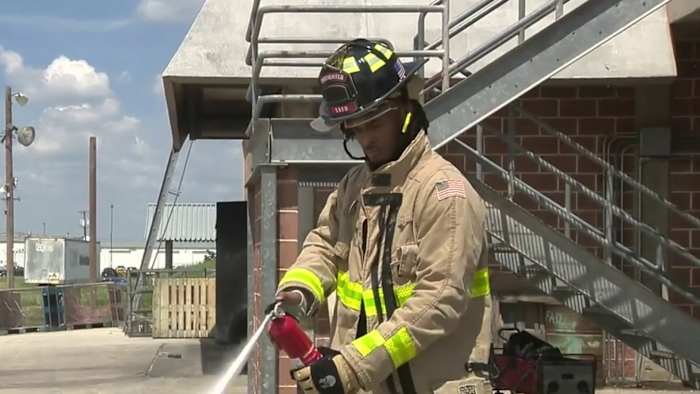 Spurs 'Stephon Castle sluit zich aan bij SAFD en USAA om tips te delen om keukenbranden te voorkomen, verspreidt bewustzijn