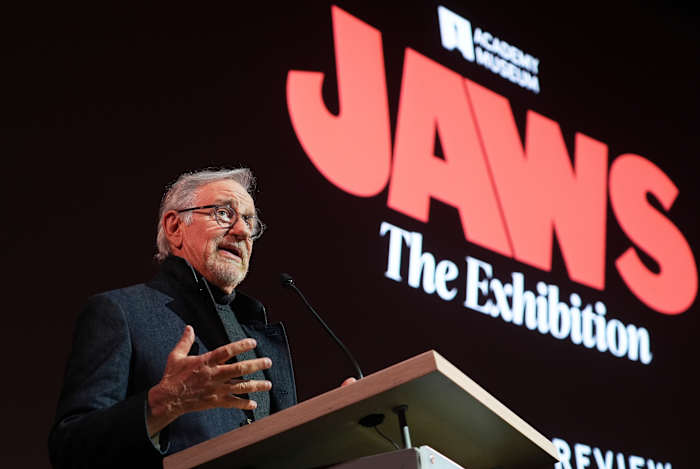 Steven Spielberg viert 'Awesome' 50th Anniversary 'Jaws' tentoonstelling in Academy Museum