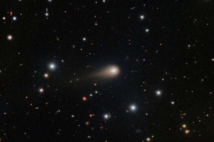 Telescoop onthult een groeiende staart op de komeet die van een andere ster bezoekt