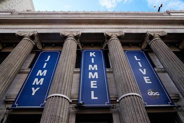 Terwijl controverse rond de late-night tv wervelt, is dit wat een nieuwe peiling laat zien over wie er nog kijkt