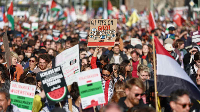 Tienduizenden protesteren in Berlijn en roepen op tot het einde van de oorlog in Israël-Hamas