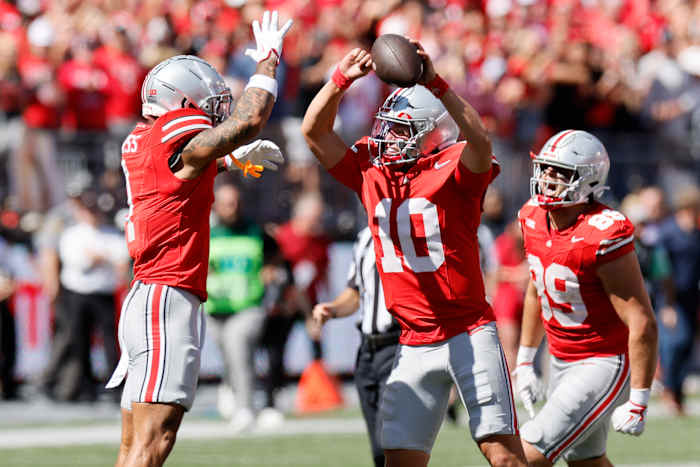 Top gerangschikte Texas Tumbles als Sayin, Defensie stuwt Ohio State naar een 14-7 overwinning