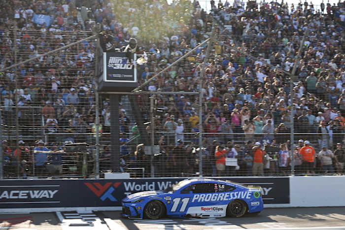 Toyotas draait de koppen met snelheid in NASCAR -play -offs. 'Ze zijn belachelijk snel,' zegt Joey Logano