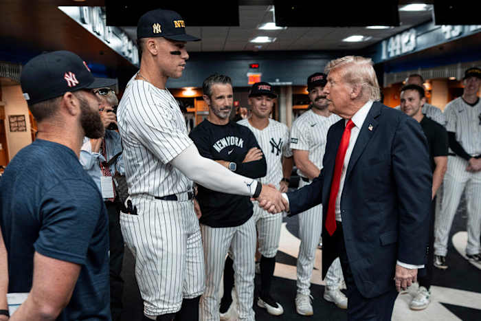 Trump trekt gejuich en boos tijdens het markeren van 9/11 door een New York Yankees -spel bij te wonen