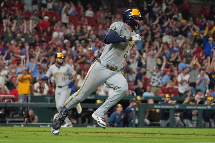 Turang heeft RBI single in de 10e terwijl Brewers Cardinals met 3-2 versloeg, het magische getal voor divisie naar 1 gesneden