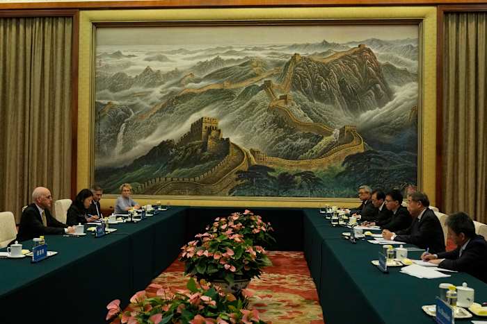 VS en China 'praten voorbij elkaar' over belangrijke kwesties, zegt de Amerikaanse wetgever die Beijing bezoekt