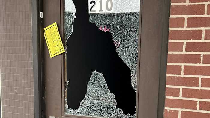 Vandals die rotsen door noordwestelijke zijvensters gooien die op de camera zijn gevangen