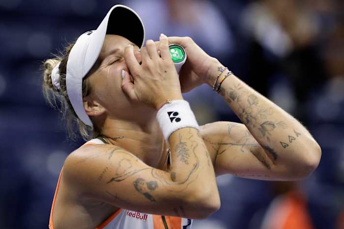 Verdediging van de Amerikaanse open kampioen Sabalenka keert terug naar halve finale wanneer Vondrousova zich terugtrekt met knieblessure