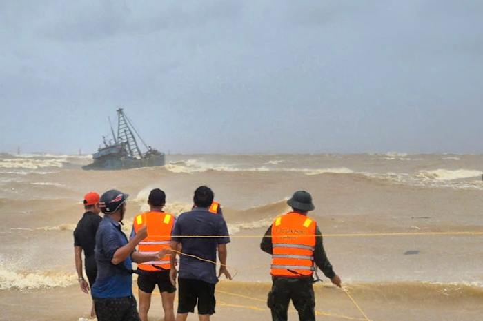 Vietnam evacueert duizenden en sluit luchthavens terwijl Typhoon Bualoi nadert