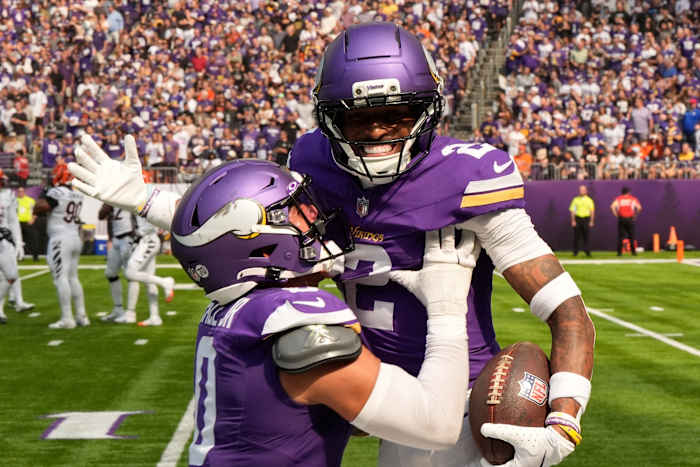 Vikingen varen voorbij stuntel Bengalen 48-10 in Wentz's debuut achter paar TDS op D door Isaiah Rodgers