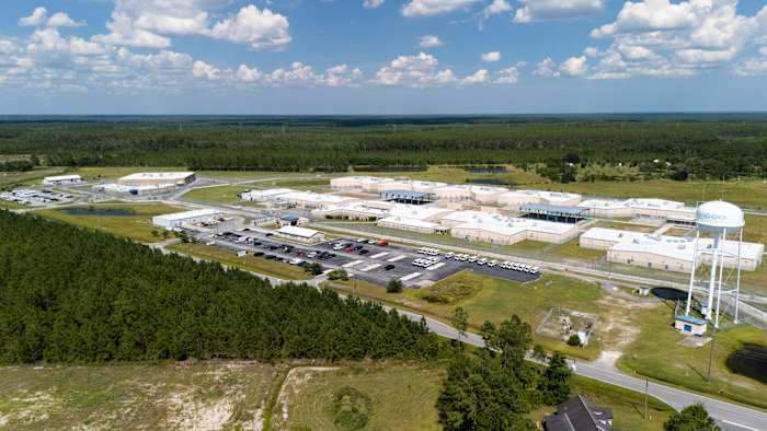 Vliegtuig verlaat Zuid -Korea voor ons om werknemers terug te brengen die vasthouden in immigratie -inval, zegt Report Says