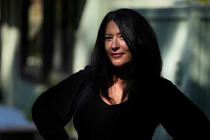 Voormalig dichter laureaat Ada Limón zegt dat artiesten zich moeten samenvoegen tijdens 'Dangerous Times'