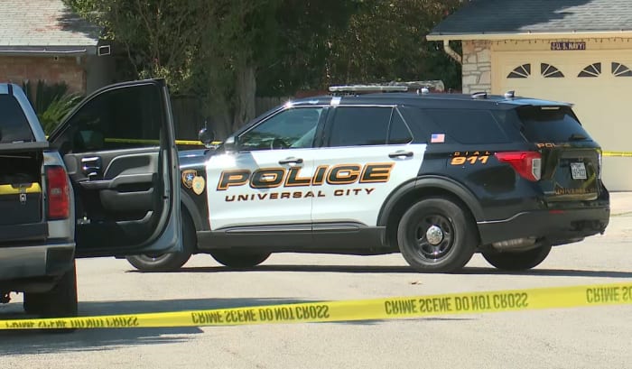 Vrouw beschuldigd van kapitaalmoord in verband met de neerwaartse dood van de jongen, zegt Universal City Police