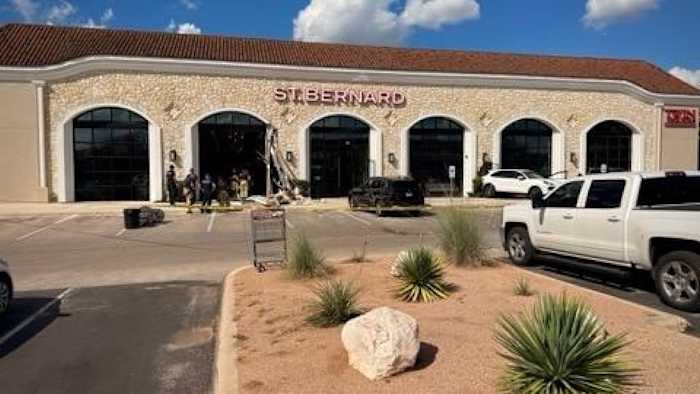 Vrouw crasht in de North Side kledingwinkel; Geen verwondingen gemeld, zegt de politie