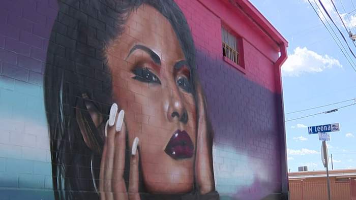 West Side -kunstenaar eert Selena met levendige muurschildering in de buurt van Market Square