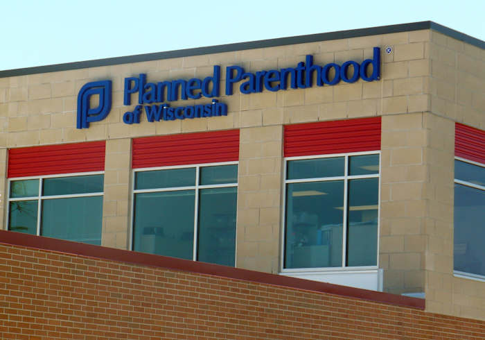 Wisconsin Planned Parenthood pauzeert abortussen te midden van de federale Medicaid -financiering Cut