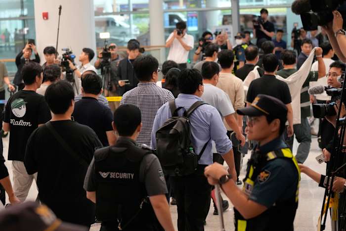 Zuid -Koreaanse werknemers keren terug naar huis na dagen van detentie in Georgië na immigratie -inval