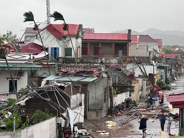 Zware regenval en overstromingen na Typhoon Bualoi verhoogt de dodentol tot 19 in Vietnam