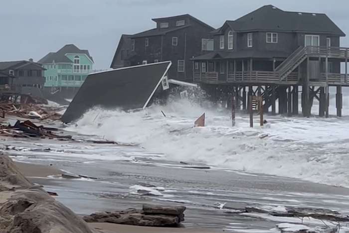 5 huizen storten in de branding van de buitenbanken als orkanen rumble in Atlantic
