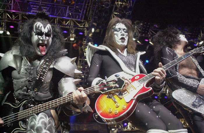 Ace Frehley, de oorspronkelijke leadgitarist en medeoprichter van Kiss, overlijdt op 74-jarige leeftijd