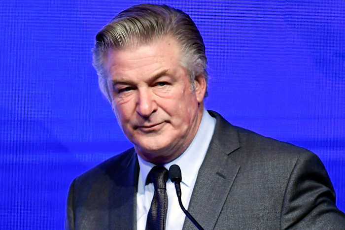 Alec en Stephen Baldwin ontsnappen aan een blessure nadat hun voertuig in New York een boom raakt