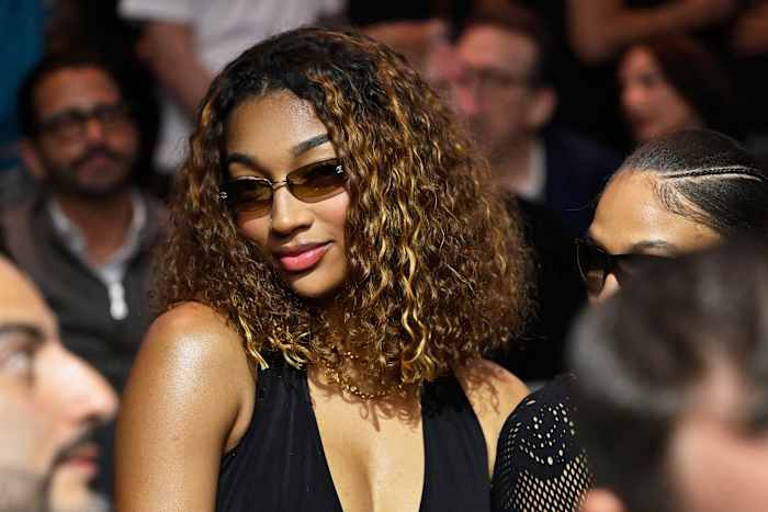 Angel Reese schrijft geschiedenis als eerste professionele atleet in Victoria's Secret Fashion Show