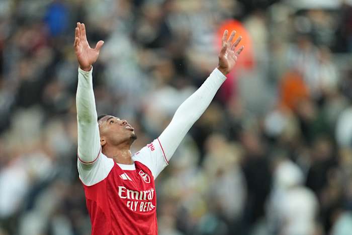 Arsenal scoort twee late doelpunten om Newcastle te verslaan en af ​​te sluiten op Premier League -leider Liverpool
