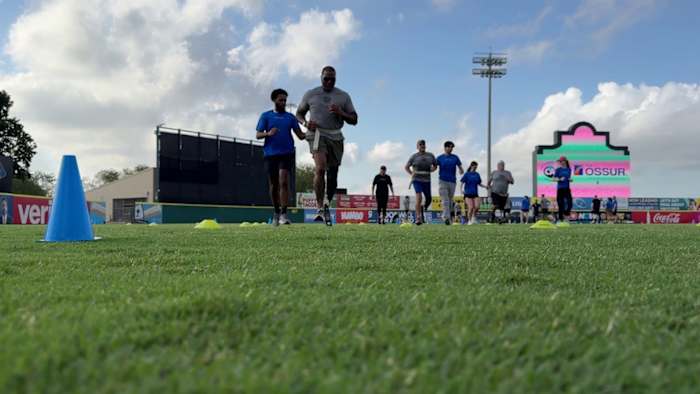Atleten met amputaties brengen een ochtend door met gratis lopende, mobiliteitstraining