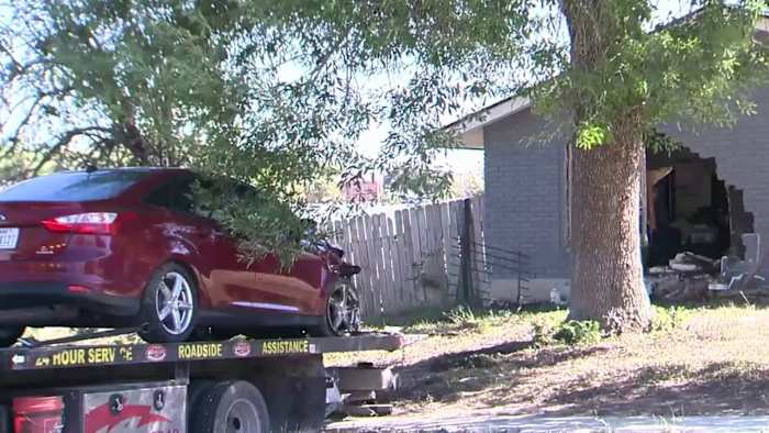 Auto rijdt door slaapkamer aan zuidwestkant, man zegt dat hij dacht dat 'bom afging'