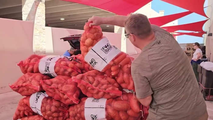 Bewoners zetten zich schrap voor een pauze in de SNAP-uitkeringen en wenden zich tot de Voedselbank van San Antonio voor hulp