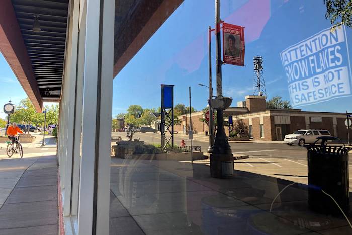 Bibliotheekdirecteur uit Wyoming ontslagen vanwege boekgeschil, wint schikking ter waarde van $700.000