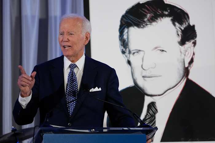 Biden noemt deze ‘donkere dagen’ terwijl hij de Amerikanen aanspoort ‘weer op te staan’