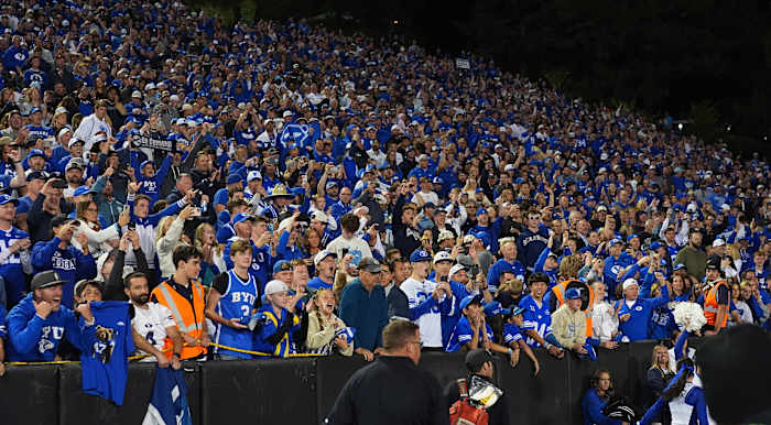 Big 12 boetes Colorado $ 50k voor afwijkende gezangen van fans gericht op BYU, verontschuldigt Deion Sanders zich