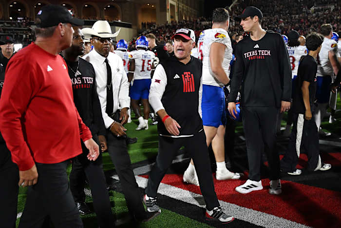 Big 12 legt Kansas een boete van $25.000 op voor de verklaring van Lance Leipold dat er een mes werd gegooid tijdens een Texas Tech-wedstrijd