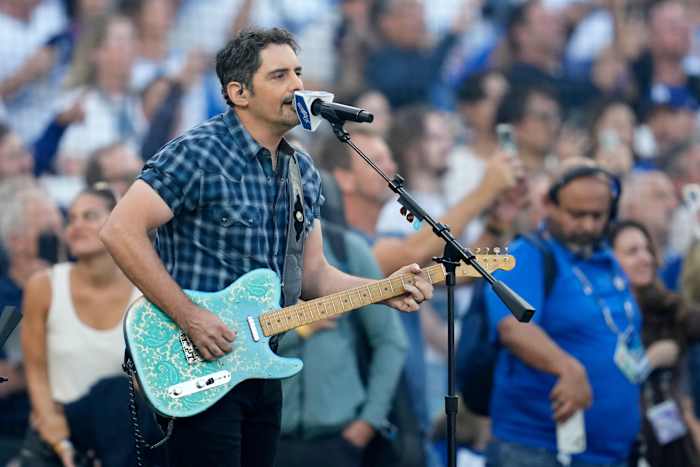 Brad Paisley zegt dat hij 'Mr. More Baseball' na een optreden tijdens een andere World Series-marathonwedstrijd