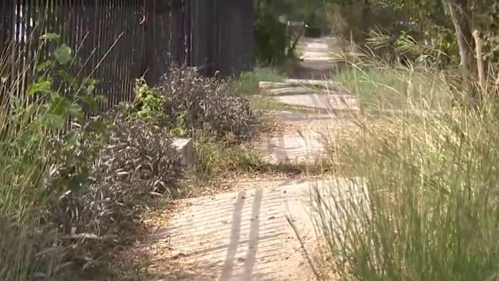 Buren aan de North Side dringen er bij de stad op aan gevaarlijke trottoirs te repareren