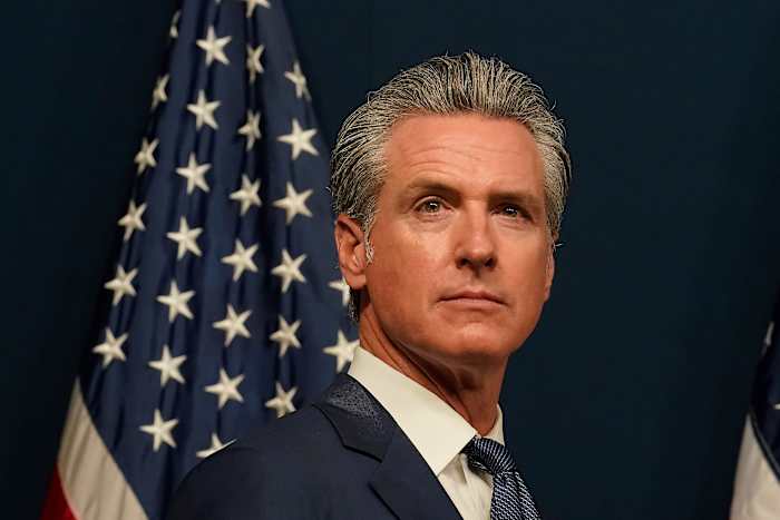 California Gov. Gavin Newsom Signs Law is gericht op het bestrijden van antisemitisme op scholen
