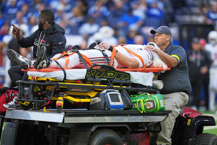 Cardinals verliezen tight end Travis Vokolek met een nekblessure in het eerste kwart van Colts-wedstrijd
