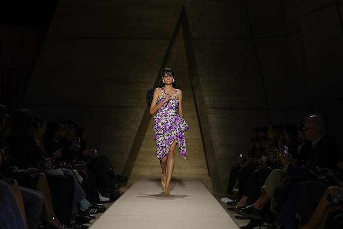 Chloe zegt het met gedrukte bloemen in Parijs Show