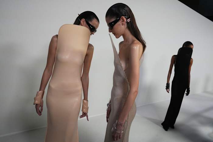 Courrèges Show brengt futuristisch minimalisme naar Paris Fashion Week