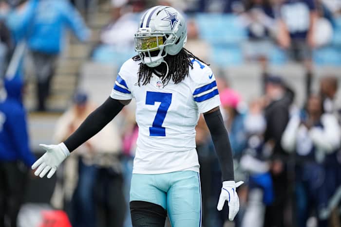 Cowboys cornerback Trevon Diggs valt uit met een hersenschudding na een ongeluk thuis, zegt de coach