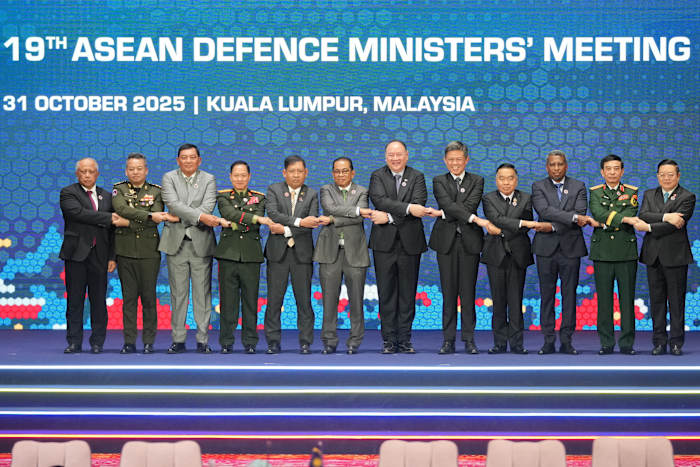 De Amerikaanse defensiechef belooft de belangen van de Indo-Pacifische regio 'krachtig te verdedigen' in gesprekken met China