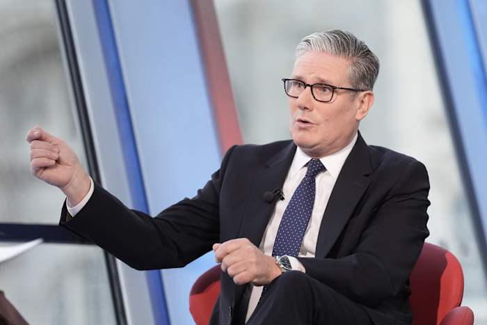 De Britse leider Starmer hekelt het besluit om fans van het Israëlische voetbalteam te weren van wedstrijden in Aston Villa