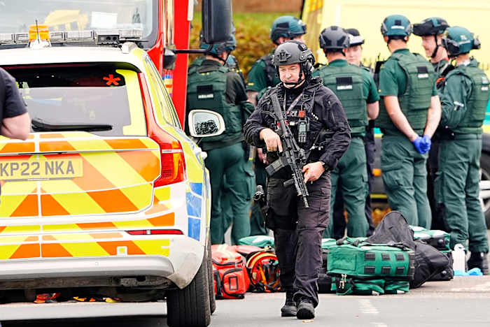 De Britse politie zegt dat 2 slachtoffers zijn overleden en 3 anderen zijn in ernstige toestand na synagoge -aanval