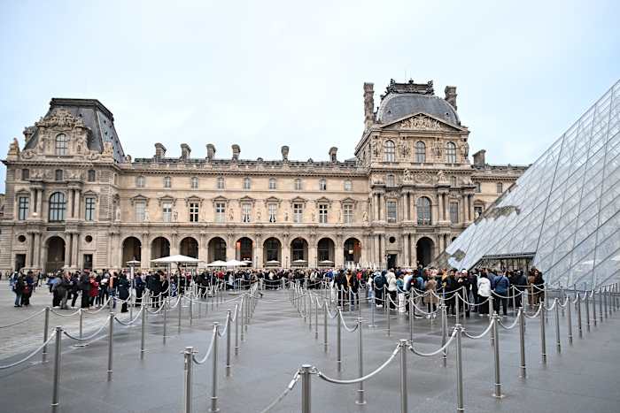 De Franse minister van Cultuur zegt dat de beveiliging van het Louvre werkte tijdens de juwelenroof