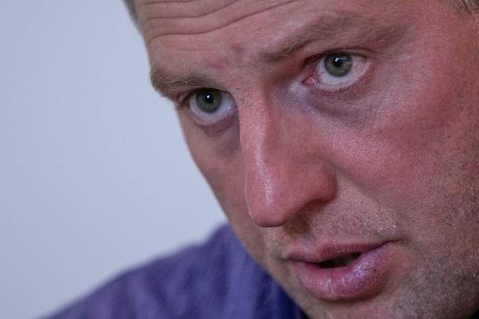 De Franse politie arresteert vier personen wegens een vermeend complot tegen een verbannen Russische activist en Poetin-criticus